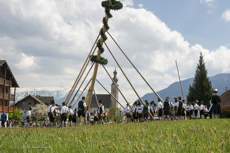 BR-MAIB-ANG-2017-1439-01-D-roha-Brauchtum-Maibaum-Anger-Aufstellen__Gross_.jpg  